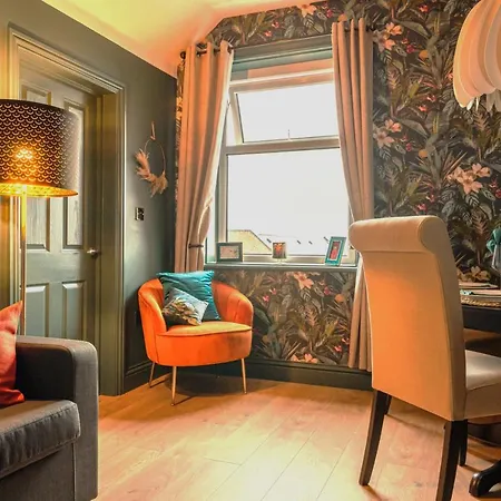 Elysium Holiday Lets - Elysium Suite, Stunning By The Beach Apartment